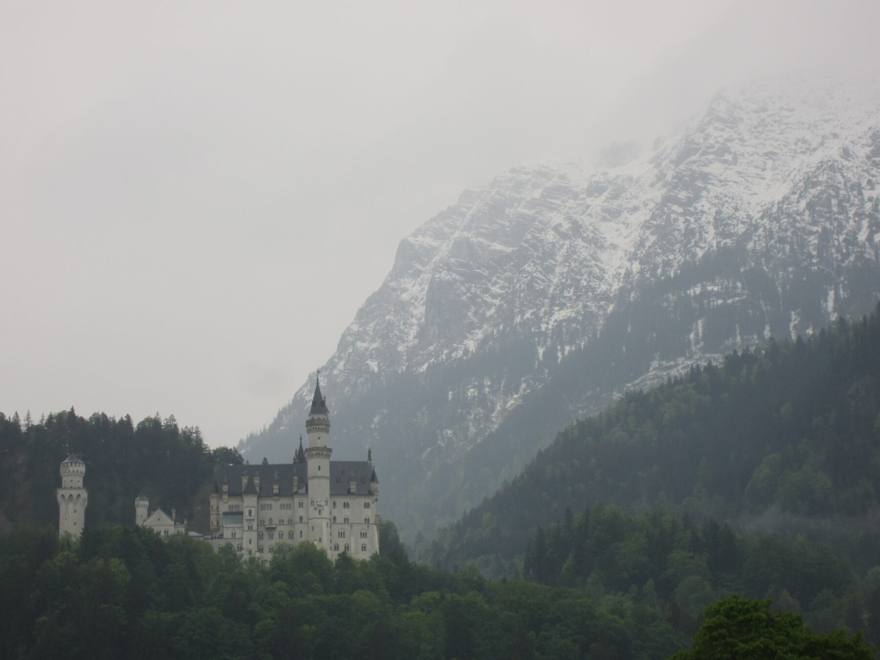 Schloss Neuschwanstein With Mountains